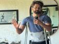 Hrithik Roshan Spends Valentine's Day with Injury, Shares Photo with Crutches - Hindi News | Hrithik Roshan Spends Valentine's Day with Injury, Shares Photo with Crutches | Latest entertainment News at Lokmattimes.com
