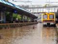 Mumbai Rains: Water logging at Kurla station of Harbour line - Hindi News | Mumbai Rains: Water logging at Kurla station of Harbour line | Latest maharashtra News at Lokmattimes.com
