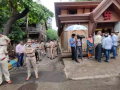 Supporters of rebel leader Eknath Shinde gathered at Anand Ashram in Thane - Hindi News | Supporters of rebel leader Eknath Shinde gathered at Anand Ashram in Thane | Latest thane News at Lokmattimes.com
