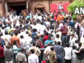 Eknath Shinde supporters gathers outside his residence - Hindi News | Eknath Shinde supporters gathers outside his residence | Latest maharashtra News at Lokmattimes.com