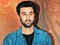 Ranbir lands in trouble for breaking parking rules, police locks actor's car - Hindi News | Ranbir lands in trouble for breaking parking rules, police locks actor's car | Latest entertainment News at Lokmattimes.com