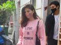 Rhea Chakraborty spotted for the first time in public after her arrest in drugs case - Hindi News | Rhea Chakraborty spotted for the first time in public after her arrest in drugs case | Latest entertainment News at Lokmattimes.com