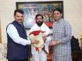 Devendra Fadnavis meets Maha CM Eknath Shinde on his birthday - Hindi News | Devendra Fadnavis meets Maha CM Eknath Shinde on his birthday | Latest maharashtra News at Lokmattimes.com
