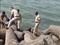 Marine Drive police rescue drowning man; video goes viral - Hindi News | Marine Drive police rescue drowning man; video goes viral | Latest social-viral News at Lokmattimes.com