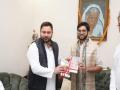 Aaditya Thackeray interacts with Bihar CM Nitish Kumar and deputy CM Tejashwi Yadav at his residence - Hindi News | Aaditya Thackeray interacts with Bihar CM Nitish Kumar and deputy CM Tejashwi Yadav at his residence | Latest maharashtra News at Lokmattimes.com