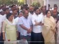 Manohar Joshi Funeral: Aaditya Thackeray and His Mother Rashmi Thackeray Pay Last Respects to Former CM - Watch - Hindi News | Manohar Joshi Funeral: Aaditya Thackeray and His Mother Rashmi Thackeray Pay Last Respects to Former CM - Watch | Latest maharashtra News at Lokmattimes.com