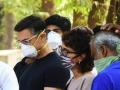 Aamir Khan's assistant of 25 years dies of cardiac arrest, actor attends his last rites in Mumbai - Hindi News | Aamir Khan's assistant of 25 years dies of cardiac arrest, actor attends his last rites in Mumbai | Latest entertainment News at Lokmattimes.com