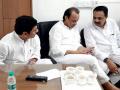 Senior NCP leaders meet to discuss Dhananjay Munde case? - Hindi News | Senior NCP leaders meet to discuss Dhananjay Munde case? | Latest maharashtra News at Lokmattimes.com