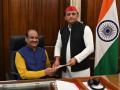 Akhilesh Yadav submits his resignation from Lok Sabha MP - Hindi News | Akhilesh Yadav submits his resignation from Lok Sabha MP | Latest national News at Lokmattimes.com