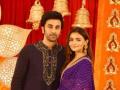 Controversial video of Ranbir kicking Alia Bhatt's expensive lehenga goes viral! - Hindi News | Controversial video of Ranbir kicking Alia Bhatt's expensive lehenga goes viral! | Latest entertainment News at Lokmattimes.com
