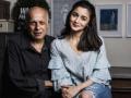 Coronavirus: Alia Bhatt meets her parents with full protection wearing masks and gloves - Hindi News | Coronavirus: Alia Bhatt meets her parents with full protection wearing masks and gloves | Latest entertainment News at Lokmattimes.com