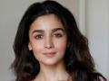 Alia Bhatt tests negative for COVID-19, resumes work after consulting her doctors - Hindi News | Alia Bhatt tests negative for COVID-19, resumes work after consulting her doctors | Latest entertainment News at Lokmattimes.com