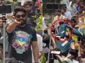 Birthday Boy Allu Arjun Fan Climbs Fence, Falls While Trying to Catch Actor's Glimpse (Watch) - Hindi News | Birthday Boy Allu Arjun Fan Climbs Fence, Falls While Trying to Catch Actor's Glimpse (Watch) | Latest entertainment News at Lokmattimes.com