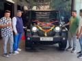 Anand Mahindra Gifts Thar to Sarfaraz Khan's Father (See Pics) - Hindi News | Anand Mahindra Gifts Thar to Sarfaraz Khan's Father (See Pics) | Latest cricket News at Lokmattimes.com