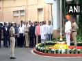 Republic Day 2024: Eknath Shinde Unfurls National Flag at his Official Residence Varsha Bungalow - Hindi News | Republic Day 2024: Eknath Shinde Unfurls National Flag at his Official Residence Varsha Bungalow | Latest maharashtra News at Lokmattimes.com