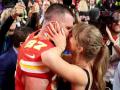 Super Bowl 2024: Taylor Swift Kisses Boyfriend Travis Kelce After Kansas City Chiefs' Big Win, Watch Video - Hindi News | Super Bowl 2024: Taylor Swift Kisses Boyfriend Travis Kelce After Kansas City Chiefs' Big Win, Watch Video | Latest entertainment News at Lokmattimes.com