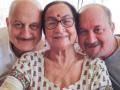 Anupam Kher's mother to be shifted at home after being declared healthy by Kokilaben Hospital - Hindi News | Anupam Kher's mother to be shifted at home after being declared healthy by Kokilaben Hospital | Latest entertainment News at Lokmattimes.com