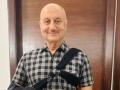 Anupam Kher suffers hairline fracture while shooting - Hindi News | Anupam Kher suffers hairline fracture while shooting | Latest entertainment News at Lokmattimes.com