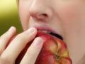 Apple Consumption on an Empty Stomach: Why It Can Be Harmful for Some People - Hindi News | Apple Consumption on an Empty Stomach: Why It Can Be Harmful for Some People | Latest health News at Lokmattimes.com