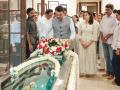 Asha Bhosle Passes Away: Devendra Fadnavis Pays Last Respects to Legendary Singer in Mumbai - Hindi News | Asha Bhosle Passes Away: Devendra Fadnavis Pays Last Respects to Legendary Singer in Mumbai | Latest maharashtra News at Lokmattimes.com