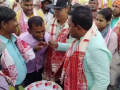 Assam MLA Samsul Huda Slaps, Beats Man with Banana Plant Over Ribbon Color at Event; Video Goes Viral - Hindi News | Assam MLA Samsul Huda Slaps, Beats Man with Banana Plant Over Ribbon Color at Event; Video Goes Viral | Latest national News at Lokmattimes.com