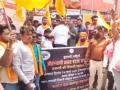 VHP and Bajrang Dal Protest in Nagpur Demanding Removal of Aurangzeb’s Tomb, Burn Effigy of Mughal Emperor (Watch Video) - Hindi News | VHP and Bajrang Dal Protest in Nagpur Demanding Removal of Aurangzeb’s Tomb, Burn Effigy of Mughal Emperor (Watch Video) | Latest maharashtra News at Lokmattimes.com