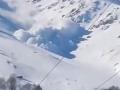 Avalanche Hits Gulmarg in Jammu and Kashmir, No Loss of Life (Watch Video) - Hindi News | Avalanche Hits Gulmarg in Jammu and Kashmir, No Loss of Life (Watch Video) | Latest national News at Lokmattimes.com
