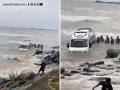 Mumbai: Mini Bus Gets Stuck on Gorai Beach Amid High Tide in the City; Passengers Evacuated (Watch Video) - Hindi News | Mumbai: Mini Bus Gets Stuck on Gorai Beach Amid High Tide in the City; Passengers Evacuated (Watch Video) | Latest mumbai News at Lokmattimes.com