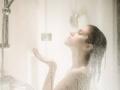 Do You Bathe with Hot Water? This One Mistake Can Harm Your Eyes and Hair - Hindi News | Do You Bathe with Hot Water? This One Mistake Can Harm Your Eyes and Hair | Latest lifestyle News at Lokmattimes.com