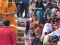 Bee Attack at Maha Kumbh: Honey Bees Attack Devotees at Arail Ghat in Prayagraj After Beehive Collapses - Hindi News | Bee Attack at Maha Kumbh: Honey Bees Attack Devotees at Arail Ghat in Prayagraj After Beehive Collapses | Latest national News at Lokmattimes.com