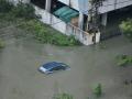 6 members from one family rescued after rain traps them in submerged car - Hindi News | 6 members from one family rescued after rain traps them in submerged car | Latest national News at Lokmattimes.com
