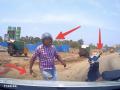 Bengaluru Road Rage: Scooterist Attacks Car; Incident Caught On Dash Cam (Watch) - Hindi News | Bengaluru Road Rage: Scooterist Attacks Car; Incident Caught On Dash Cam (Watch) | Latest national News at Lokmattimes.com
