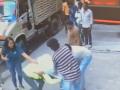 Watch: IAF Officer Caught on Camera Assaulting Delivery Boy in Bengaluru As Wife Records, Video Goes Viral - Hindi News | Watch: IAF Officer Caught on Camera Assaulting Delivery Boy in Bengaluru As Wife Records, Video Goes Viral | Latest national News at Lokmattimes.com