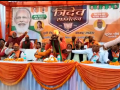 UP Assembly Elections 2022: BJP MLA does sit-ups for his mistakes in last five years, at a public rally - Hindi News | UP Assembly Elections 2022: BJP MLA does sit-ups for his mistakes in last five years, at a public rally | Latest politics News at Lokmattimes.com
