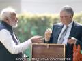 PM Modi Presents 'Vocal for Local' Gift Hampers to Bill Gates - Watch - Hindi News | PM Modi Presents 'Vocal for Local' Gift Hampers to Bill Gates - Watch | Latest national News at Lokmattimes.com