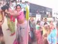 TSRTC Bus Fight: Video of Women Pulling Each Other's Hair, Hurl Abuses in Wanaparthy Over Free Seat Goes Viral - Hindi News | TSRTC Bus Fight: Video of Women Pulling Each Other's Hair, Hurl Abuses in Wanaparthy Over Free Seat Goes Viral | Latest national News at Lokmattimes.com