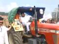 Chief Minister Eknath Shinde Drives Tractor at Girgaon Chowpatty for 'Swachhata hi Seva' Cleanliness Drive (Watch Video) - Hindi News | Chief Minister Eknath Shinde Drives Tractor at Girgaon Chowpatty for 'Swachhata hi Seva' Cleanliness Drive (Watch Video) | Latest maharashtra News at Lokmattimes.com