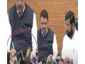 Fadnavis writes note to Eknath Shinde during Press Conference - Hindi News | Fadnavis writes note to Eknath Shinde during Press Conference | Latest maharashtra News at Lokmattimes.com
