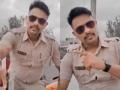 Khaki uniform, gun in hand; Cop who made filmy dialogue video suspended - Hindi News | Khaki uniform, gun in hand; Cop who made filmy dialogue video suspended | Latest maharashtra News at Lokmattimes.com