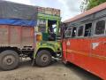 Truck hits ST bus,12 passengers gets injured - Hindi News | Truck hits ST bus,12 passengers gets injured | Latest nagpur News at Lokmattimes.com