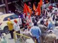 Video: Shiv Sena workers throwing stones at Rana couple's house captured on camera, video goes viral - Hindi News | Video: Shiv Sena workers throwing stones at Rana couple's house captured on camera, video goes viral | Latest maharashtra News at Lokmattimes.com