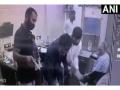 VIDEO! 3 miscreants rob Rs 1 crore from office at 'gunpoint' in Mumbai - Hindi News | VIDEO! 3 miscreants rob Rs 1 crore from office at 'gunpoint' in Mumbai | Latest maharashtra News at Lokmattimes.com