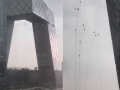 China: Glass Maintenance Workers Trapped Hanging From Building in Beijing After Sudden Strong Winds; Video Surfaces - Hindi News | China: Glass Maintenance Workers Trapped Hanging From Building in Beijing After Sudden Strong Winds; Video Surfaces | Latest social-viral News at Lokmattimes.com