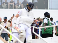 Chris Woakes Walks Out to Bat with Sling On as England Lose Ninth Wicket on Day 5 of ENG vs IND 5th Test (Watch Video) - Hindi News | Chris Woakes Walks Out to Bat with Sling On as England Lose Ninth Wicket on Day 5 of ENG vs IND 5th Test (Watch Video) | Latest cricket News at Lokmattimes.com