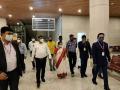 Mumbai Mayor pays surprise visit at airport amid threat of Omicron Covid Variant - Hindi News | Mumbai Mayor pays surprise visit at airport amid threat of Omicron Covid Variant | Latest maharashtra News at Lokmattimes.com