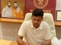 Eknath Shinde's son spotted sitting in CM's chair, shocking pic goes viral! - Hindi News | Eknath Shinde's son spotted sitting in CM's chair, shocking pic goes viral! | Latest maharashtra News at Lokmattimes.com