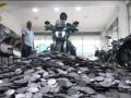 Tamil Nadu youth buy dream bike by paying entire amount in Re 1 coins, it took 10 hours to count them - Hindi News | Tamil Nadu youth buy dream bike by paying entire amount in Re 1 coins, it took 10 hours to count them | Latest social-viral News at Lokmattimes.com