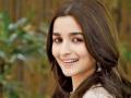 Alia Bhatt stopped at Mumbai airport before her departure to Berlin - Hindi News | Alia Bhatt stopped at Mumbai airport before her departure to Berlin | Latest entertainment News at Lokmattimes.com
