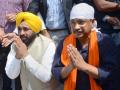 Arvind Kejriwal, Bhagwant Mann hold mega roadshow in Amritsar to celebrate election win - Hindi News | Arvind Kejriwal, Bhagwant Mann hold mega roadshow in Amritsar to celebrate election win | Latest national News at Lokmattimes.com
