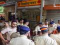 Mumbai police issues notice to UBT and NCP workers to avoid law and order disruption - Hindi News | Mumbai police issues notice to UBT and NCP workers to avoid law and order disruption | Latest maharashtra News at Lokmattimes.com